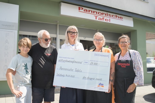 Vorschau Bild von v.l.n.r. Erik Nürnberger, Robert Tobler, Hannelore Weihrauch
(Mitglied der Geschäftsleitung dm), Andrea Roschek (Leitung
Pannonische Tafel) und Karin Scheibenbauer. Die Pannonische Tafel in
Oberpullendorf erhält von dm eine Spende in Höhe von 28.000 Euro.