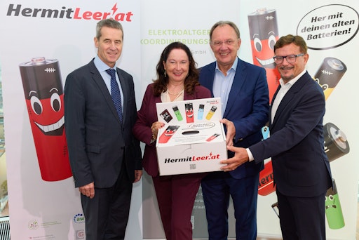 Vorschau Bild von Im Bild vlnr: Christian Holzer (Sektionschef Abteilung V, BMLUK),
Elisabeth Giehser (Geschäftsführerin EAK), Robert Pfarrwaller
(Vorsitzender Aufsichtsrat EAK), Alfred Egger (Vizepräsident ARGE
Österr. Abfallwirtschaftsverbände)