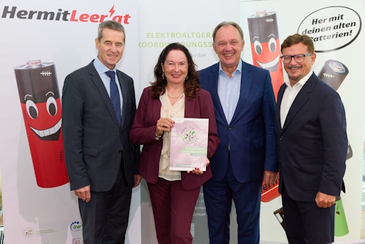 Im Bild vlnr: Christian Holzer (Sektionschef Abteilung V, BMLUK),
Elisabeth Giehser (Geschäftsführerin EAK), Robert Pfarrwaller
(Vorsitzender Aufsichtsrat EAK), Alfred Egger (Vizepräsident ARGE
Österr. Abfallwirtschaftsverbände)