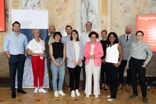 Staatssekretärin Elisabeth Zehetner beim Kick-off Event mit ACR
Geschäftsführerin Sonja Sheikh und den Projektleiterinnen und
Projektleitern. Foto: BMWET/Veronika Noisternig