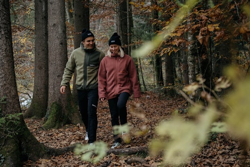Vorschau Bild von Frau und Mann bei Herbstspaziergang
