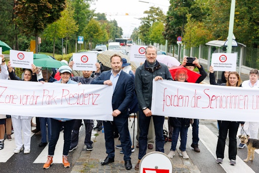 Vor der Park Residenz Döbling in der Hartäckerstrasse in Wien 19
haben heute deren Bewohnerinnen und Bewohner sowie Mitarbeiterinnen
und Mitarbeiter für die Einführung einer 30er Zone demonstriert.