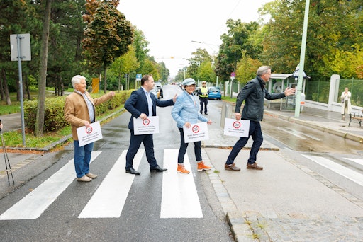 Vorschau Bild von Bei dem spontanen Demo-Foto, am Schutzweg vor der Parkresidenz,
sind dann die Beatles mit ihrem legendären „Abbey Road“-Cover Pate
gestanden.