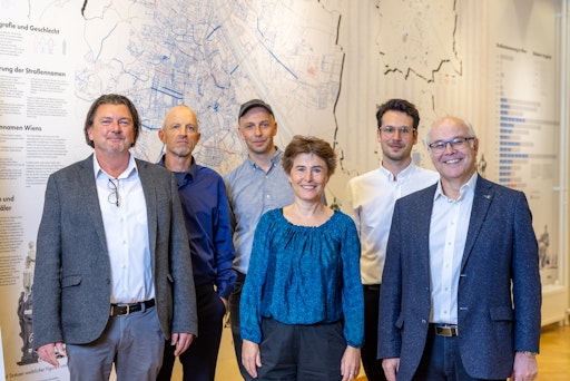 v.l.n.r.: Geschäftsführer Andreas Lehner, Kurator Theo Deutinger,
Kurator Gernot Waldner, Projektleitung Christiane Thenius,
Bezirksvorsteher Michael Luxenberger, Geschäftsführer Harald
Lindenhofer bei der Eröffnung der Ausstellung «Was wäre Wien» im
Gesellschafts- und Wirtschaftsmuseum.