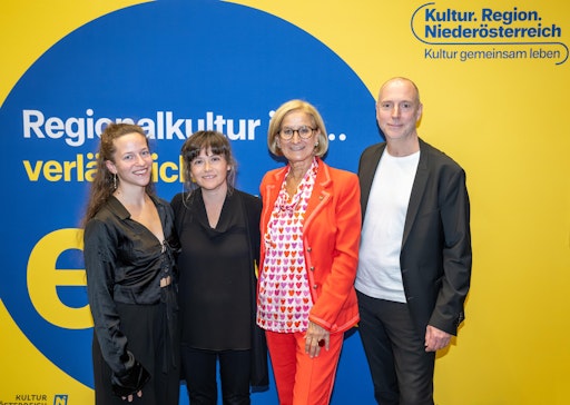 Vorschau Bild von Martin Vogg (Geschäftsführer Kulturvernetzung Niederösterreich)
durfte Landeshauptfrau Johanna Mikl-Leitner sowie die Musikerinnen
von Duo Lynx (Karin Kimmeswenger und Veronika Klavzar) bei der
Auftaktveranstaltung begrüßen.