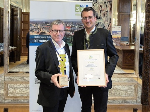 Gesamtleiter Mag. Peter Ausweger und Gerald Santer, BA MA MSc.
(Umwelt- Abfall- und Gefahrgutbeauftragter der Barmherzigen Brüder)
beider Urkundenüberreichung