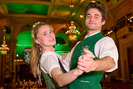 Tanzendes Paar auf dem Steirerball