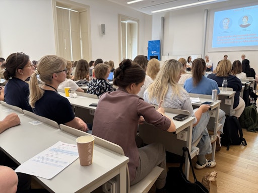 Vorschau Bild von Shecurity Summer School Teilnehmerinnen hören konzentriert der
Paneldiskussion im Hörsaal zu.