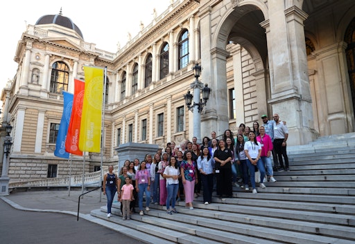 Vorschau Bild von Gruppenfoto aller Teilnehmerinnen der Shecurity Summer School
2025 vor der Universität Wien.