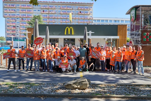 Vorschau Bild von Voller Erfolg für die Mission Aufräumen bei McDonald’s: Gäste,
Mitarbeiter:innen und Interessierte beim gemeinsamen Müllsammeln in
Graz mit Franchisenehmer Daniel Boaje (3.v.l.).