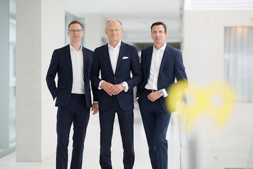 v.l.n.r. Bernhard Hohenegger (Vorstand bank99 Markt), Walter
Oblin (Generaldirektor Österreichische Post), Bernhard Achberger
(Vorstand bank99 Marktfolge)