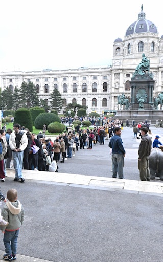 Eine Menschenschlange wartet auf den Beginn der Langen Nacht der
Museen am Maria-Theresien-Platz