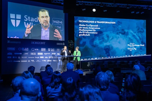 Vorschau Bild von Das herkömmliche Mediensystem und die liberale Demokratie stehen
angesichts von Big-Tech-Plattformen und der zunehmenden
Desinformation vor großen Herausforderungen. Clemens Pig,
geschäftsführender Vorstand der APA - Austria Presse Agentur,
plädiert bei den 32. Österreichischen Medientagen in Wien dafür, den
kooperativen Gedanken deutlich auszubauen. Im Gespräch mit
Furche-Chefredakteurin Doris Helmberger-Fleckl skizzierte er unter
dem Titel “Modus Co-Operandi” ein zukünftiges Betriebssystem für das
neue, kooperative Mediensystem in einer entstehenden
KI-Informationsgesellschaft.