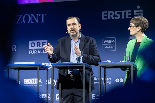 Das herkömmliche Mediensystem und die liberale Demokratie stehen
angesichts von Big-Tech-Plattformen und der zunehmenden
Desinformation vor großen Herausforderungen. Clemens Pig,
geschäftsführender Vorstand der APA - Austria Presse Agentur,
plädiert bei den 32. Österreichischen Medientagen in Wien dafür, den
kooperativen Gedanken deutlich auszubauen. Im Gespräch mit
Furche-Chefredakteurin Doris Helmberger-Fleckl skizzierte er unter
dem Titel “Modus Co-Operandi” ein zukünftiges Betriebssystem für das
neue, kooperative Mediensystem in einer entstehenden
KI-Informationsgesellschaft.