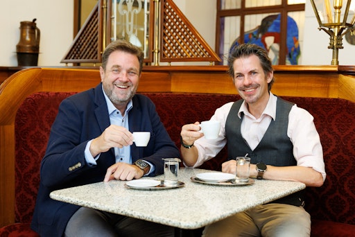 "Kein Tag ohne eine Tasse Kaffee" - Wolfgang Binder,
Berufsgruppensprecher der Wiener Kaffeehäuser und Thomas Peschta,
Obmann der Fachgruppe Gastronomie in der Wirtschaftskammer Wien
(v.l.).