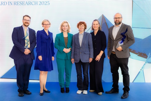 V.l.n.r. Mario Rothbauer, Research Group Leader der Orthopedic
Microsystems Group an der Medizinischen Universität Wien und
Research Group Leader am Institut für Angewandte Synthesechemie der
Technischen Universität Wien; Elvira Welzig, LBG-Geschäftsführerin;
Eva-Maria Holzleitner, Bundesministerin für Frauen, Wissenschaft und
Forschung; Freyja-Maria Smolle-Jüttner, LBG-Präsidentin; Marisa
Radatz, LBG-Geschäftsführerin; Ian Teasdale, Leiter des Instituts
für Chemie der Polymere an der Johannes Kepler Universität Linz