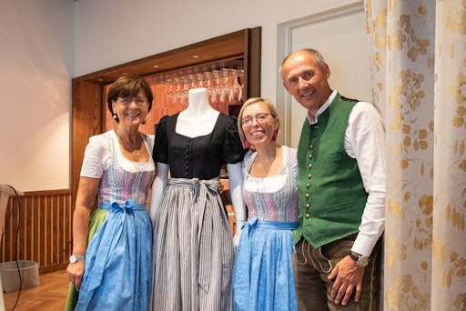 Vorschau Bild von (v.l.n.r.): Gertraud Ainz, Gundi Schirlbauer und Leo Bauernberger
präsentieren das eigens zum Jubiläum neuinterpretierte Sound of
Music Leinendirndl – angelehnt an das Originaldirndl des weltweit
bekannten Covers.