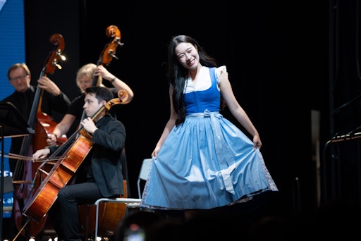 Vorschau Bild von Camerata Salzburg meets Salzburger Heimatwerk bei der Modenschau
in der Festival Station der Expo unter dem Motto: „Dirndl &
Lederhosen, where tradition meets contemporary style“