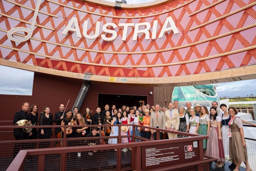 Vorschau Bild von 4. Alle Salzburger Kulturpartner vereint auf der Terrasse des
Österreich Pavillons: Die Musiker der Camerata Salzburg, das
Salzburger Marionettentheater mit Susanne Tiefenbacher, das
Salzburger Heimatwerk mit Gundi Schirlbauer, das Salzburg Museum mit
Matthias Bergsmann, die Großglockner Hochalpenstraße mit Johannes
Hörl sowie die Koordination durch die SalzburgerLand Tourismus GmbH
durch Leo Bauernberger und Astrid Gruchmann-Licht.
