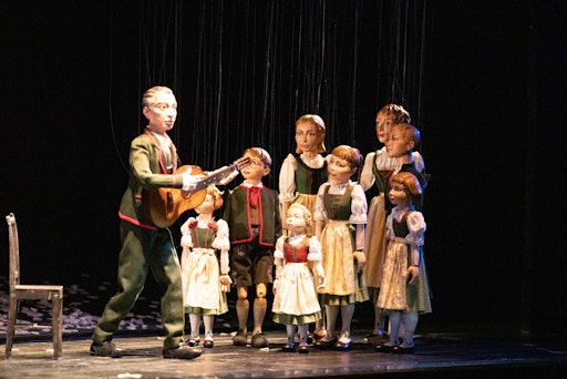 Vorschau Bild von Das Salzburger Marionettentheater begeistert das internationale
Publikum mit der eigenen Produktion des originalen Broadway
Musicals.