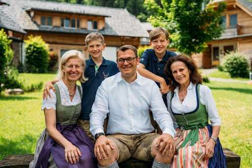 Familienunternehmen in 5. Generation: Jakob Forstnig mit Frau
Birgit und ihren zwei Söhnen sowie mit Mutter Elisabeth Moser