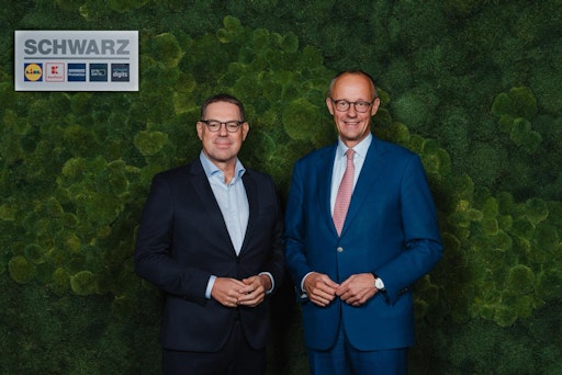 Bundeskanzler Friedrich Merz und Gerd Chrzanowski, Komplementär
Schwarz Gruppe. // Weiterer Text über ots und
www.presseportal.de/nr/129569 / Die Verwendung dieses Bildes für
redaktionelle Zwecke ist unter Beachtung aller mitgeteilten
Nutzungsbedingungen zulässig und dann auch honorarfrei.
Veröffentlichung ausschließlich mit Bildrechte-Hinweis.