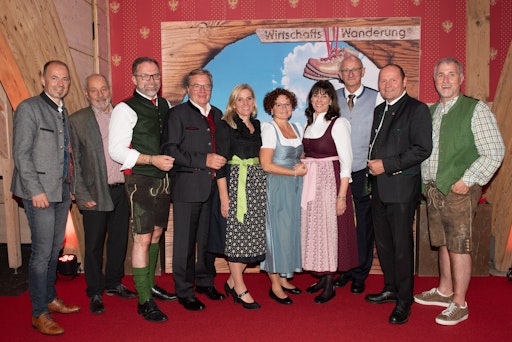 v.l.n.r.: NR-Abg. und Präsident LK Tirol Josef Hechenberger,
„Netzwerk Tirol hilft“ Koordinator Herbert Peer, café+co
International-Geschäftsführer Fritz Kaltenegger, Landeshauptmann
a.D. und „Netzwerk Tirol hilft“ Präsident Günther Platter,
Landtagsabgeordnete Katrin Brugger, Staatssekretärin Elisabeth
Zehentner, WKO-Vizepräsidentin Martha Schultz, Landeshauptmann Anton
Mattle, LH-Stellvertreter Josef Geisler, Gründer und Organisator
Wirtschaftswanderung Herbert Rieser