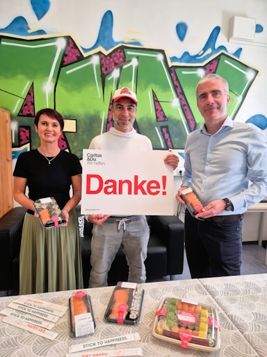 Gemeinsames Bild beider Partner mit EAT HAPPY Sushi-Produkten.