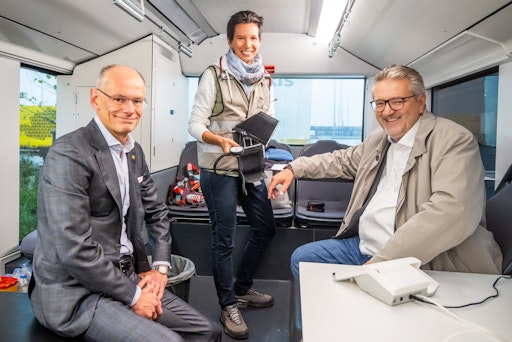 Peter Hacker, Wiener Gesundheitsstadtrat, und Walter Oblin,
Post-Generaldirektor, überzeugten sich bei einem Lokalaugenschein in
Wien-Inzersdorf gemeinsam vom Angebot des Post-Gesundheitsbusses
