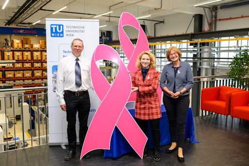 Zum Auftakt des Brustkrebsmonats Oktober bringen die Technische
Universität Wien (TU Wien) und das Bundesministerium für Frauen,
Wissenschaft und Forschung (BMFWF) ein weithin sichtbares Zeichen
der Solidarität und Bewusstseinsbildung an den Minoritenplatz: Zwei
etwa zwei Meter hohe Pink Ribbons aus Aluminiumverbundblech wurden
dafür am Institut für Fertigungstechnik konstruiert.