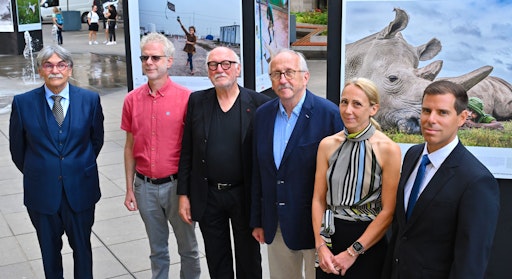 Gruppenfoto von der Ausstellungseröffnung.