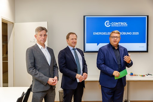 MMag. Werner Ressi, Vorstand Energie Steiermark, UnivProf. DI Dr.
Alfons Haber, MBA, Vorstand E-Control un dDI (FH)Mag (FH) Martin
Graf, MBA, Vorstand Energie Steiermark (v.l.) bei der Eröffnung der
Energielenkungsübung in Graz