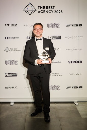 Ulf-Hendrik Schrader, Aufgesang-Geschäftsführer, mit der
Best-SEO-Agency-Auszeichnung. // Weiterer Text über ots und
www.presseportal.de/nr/55258 / Die Verwendung dieses Bildes für
redaktionelle Zwecke ist unter Beachtung aller mitgeteilten
Nutzungsbedingungen zulässig und dann auch honorarfrei.
Veröffentlichung ausschließlich mit Bildrechte-Hinweis.