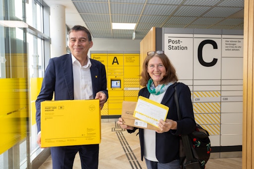 Peter Umundum, Generaldirektor-Stellvertreter, Vorstand für Paket
& Logistik, Österreichische Post AG, mit Elke Kahr, Bürgermeisterin
der Stadt Graz, bei der Eröffnung der ersten 24/7 SB-Filiale in der
steirischen Landeshauptstadt