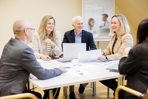  Führung bedeutet, Vertrauen zu schaffen, Orientierung zu geben
und Raum für Innovation zu ermöglichen. Genau das wird in den WIFI
Management Forum Seminaren vermittelt – mit Praxisnähe, Erfahrung
und modernsten Methoden.