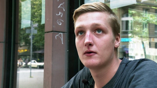 Julian wollte seine sechs Jahre andauernde Abhängigkeit von
harten Drogen endlich hinter sich lassen und hat gerade erfolgreich
eine Entgiftung absolviert. Voller Hoffnung verlässt der 23-Jährige
die Entzugsklinik. Doch Julian bekommt keinen Platz in einer
Übergangseinrichtung. Er weiß nicht, wohin und kehrt frustriert ins
Frankfurter Bahnhofsviertel zurück... // Weiterer Text über ots und
www.presseportal.de/nr/6605 / Die Verwendung dieses Bildes für
redaktionelle Zwecke ist unter Beachtung aller mitgeteilten
Nutzungsbedingungen zulässig und dann auch honorarfrei.
Veröffentlichung ausschließlich mit Bildrechte-Hinweis.