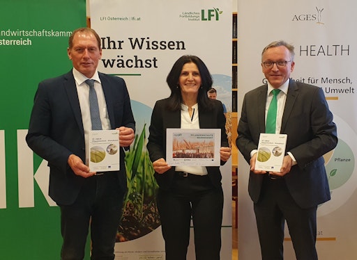 Landwirtschaftskammer Österreich-Präsident Josef Moosbrugger,
Pflanzenschutz-Warndienst-Projektleiterin Vitore Shala-Mayrhofer und
der Geschäftsführer der Agentur für Gesundheit und
Ernährungssicherheit (AGES), Anton Reinl, anlässlich der
Pressekonferenz zu 10 Jahren Pflanzenschutz-Warndienst heute in
Wien.