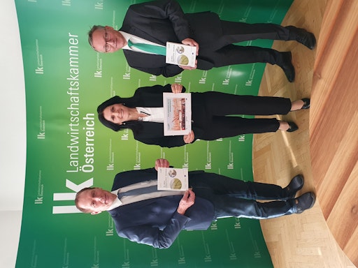 Vorschau Bild von Landwirtschaftskammer Österreich-Präsident Josef Moosbrugger,
Pflanzenschutz-Warndienst-Projektleiterin Vitore Shala-Mayrhofer und
der Geschäftsführer der Agentur für Gesundheit und
Ernährungssicherheit (AGES), Anton Reinl, anlässlich der
Pressekonferenz zu 10 Jahren Pflanzenschutz-Warndienst heute in
Wien.