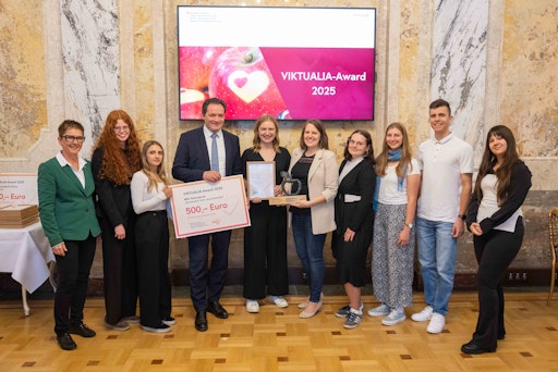 Bundesminister Norbert Totschnig mit den Gewinnerinnen und
Gewinnern des VIKI-Award „Verwenden statt verschwenden“, BRG
Petersgasse, Steiermark