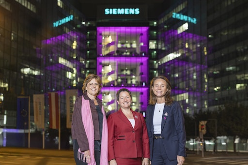 Am 29. September 2025 setzten Patricia Neumann (Siemens AG),
Michaela Länger (Siemens Energy), Sonja Wehsely (Siemens
Healthineers) und Tanja Kienegger (Siemens Mobility) in der Siemens
City Wien mit dem Aktionstag „Be Aware. Be Pink“ ein Zeichen für
Brustgesundheit und Solidarität.