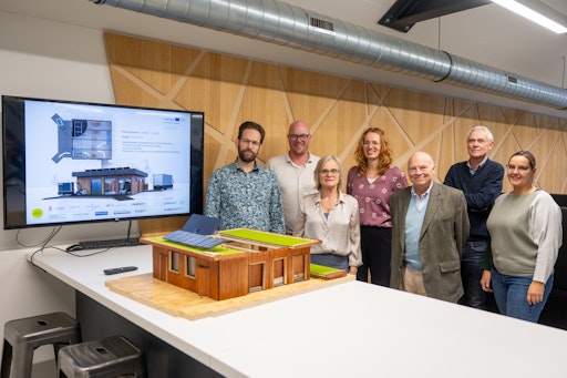 Vorschau Bild von Das Projektteam mit einem Mini-Hub-Modell. // Weiterer Text über
ots und www.presseportal.de/nr/177283 / Die Verwendung dieses Bildes
für redaktionelle Zwecke ist unter Beachtung aller mitgeteilten
Nutzungsbedingungen zulässig und dann auch honorarfrei.
Veröffentlichung ausschließlich mit Bildrechte-Hinweis.