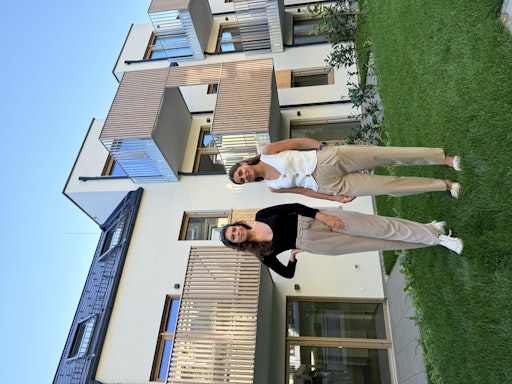 Vorschau Bild von Jasmin Heida von DECUS Immobilien und Polina Tsymal, Leitung
Betreutes Wohnen der Barmherzige Schwestern Pflege & Wohnen, vor der
neuen Wohnanlage des Betreuten Wohnen in Brunn am Gebirge