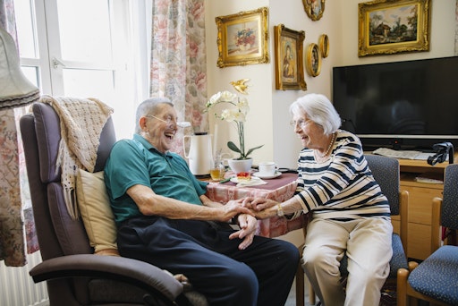 Vorschau Bild von Zwei Bewohner*innen im Seniorenwohnen in Maria Anzbach im
Gespräch in der gemütlich eingerichteten Wohnung
