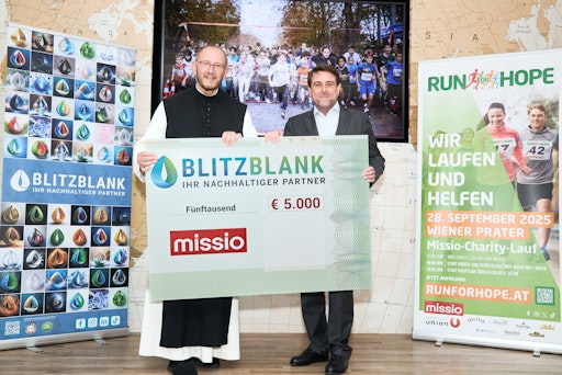 Vorschau Bild von Pater Karl Wallner übernimmt die Spende über Euro 5.000 von Mario
Reichel