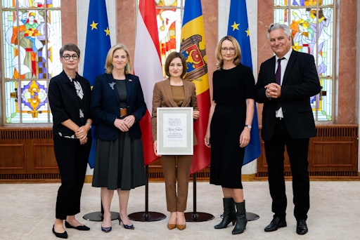 Doris Helmberger-Fleckl (Chefredakteurin „DIE FURCHE“),
Österreichs Außenministerin Beate Meinl-Reisinger, Preisträgerin
Maia Sandu, Elisabeth Stein-Hölzl (Geschäftsführerin Styria
Buchverlage) und Hubert Patterer (Herausgeber „Kleine Zeitung“) bei
der Preisverleihung in Chișinău (von links)