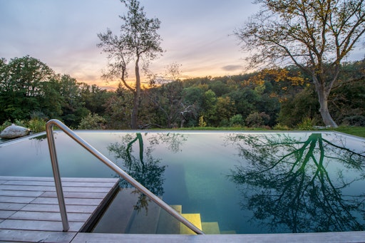 Gewöhnlich werden Pools jetzt eingewintert. Schwimmteiche und
Naturpools bleiben 365 Tage befüllt. Sie sind immer schön anzusehen,
auch wenn man nicht im kalten Wasser schwimmen mag.