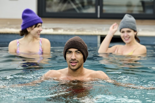 Vorschau Bild von Naturpools und Schwimmteiche bleiben das ganze Jahr befüllt. Nur
im Sommer baden war gestern. Wer jetzt nicht aufgibt, kann es bis in
den superkalten Jänner schaffen und zur Ganzjahreswasserratte
werden.