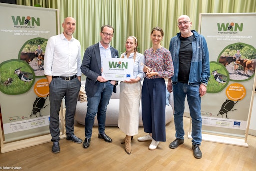  v.l.n.r.: Ronald Würflinger (Generalsekretär Blühendes
Österreich), Robert Nagele (Vorstand BILLA AG und Blühendes
Österreich), Alexis Eremia (Geschäftsführerin Impact Hub Vienna),
Bernadette Strohmaier (BirdLife Österreich), Walter Watzl (Landwirt
aus dem Waldviertel)