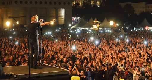 Campino von den Toten Hosen singt am 3.10.2025 bei voices for
refugees am Wiener Heldenplatz vor großem Publikum. Veranstaltet von
der Volkshilfe Österreich