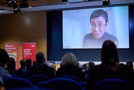Vorschau Bild von Die dritte Auflage der von der APA – Austria Presse Agentur
veranstalteten Fachtagung „The Future of Fact Checking" widmete sich
am 30. 9. 2025 umfassend den Fragen, wie, wo und warum Fakten
vermittelt werden können und sollen. Friedensnobelpreisträgerin
Maria Ressa zeichnete per Videobotschaft ein düsteres Bild.